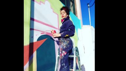 La artista en plena acción.