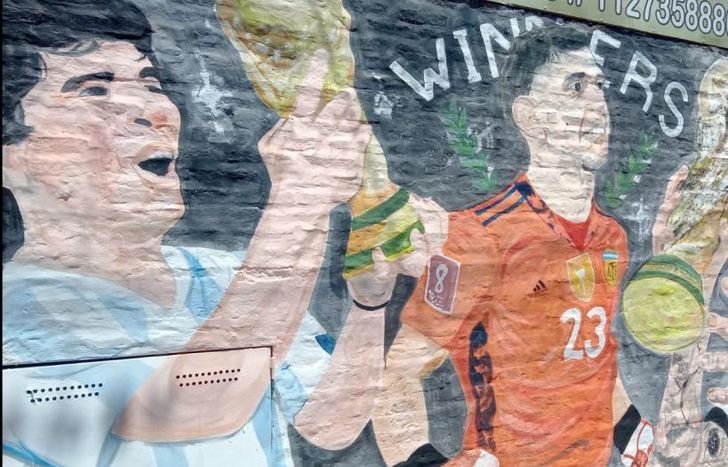 Diego, Emiliano y Lionel. Parte importante de la historia futbolística del país en una pared.
