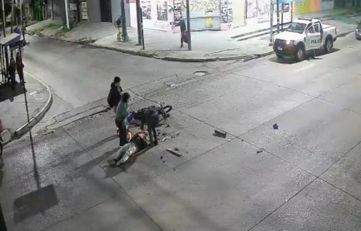La secuencia quedó filmada por una cámara de seguridad.