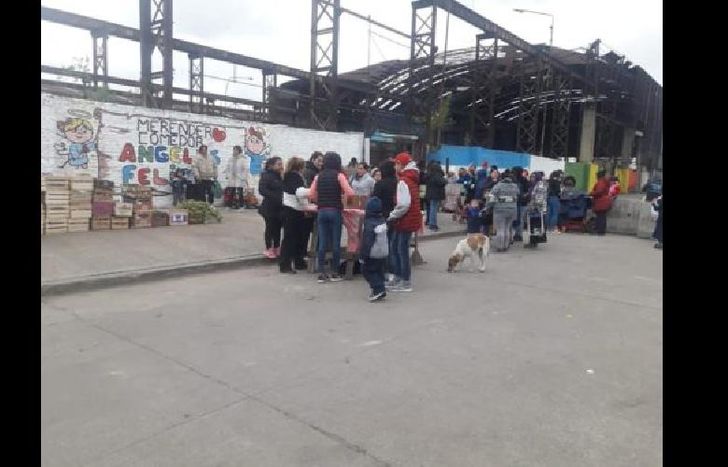 diariamente reciben a unas 200 familias que van a buscar una bolsa de verduras.