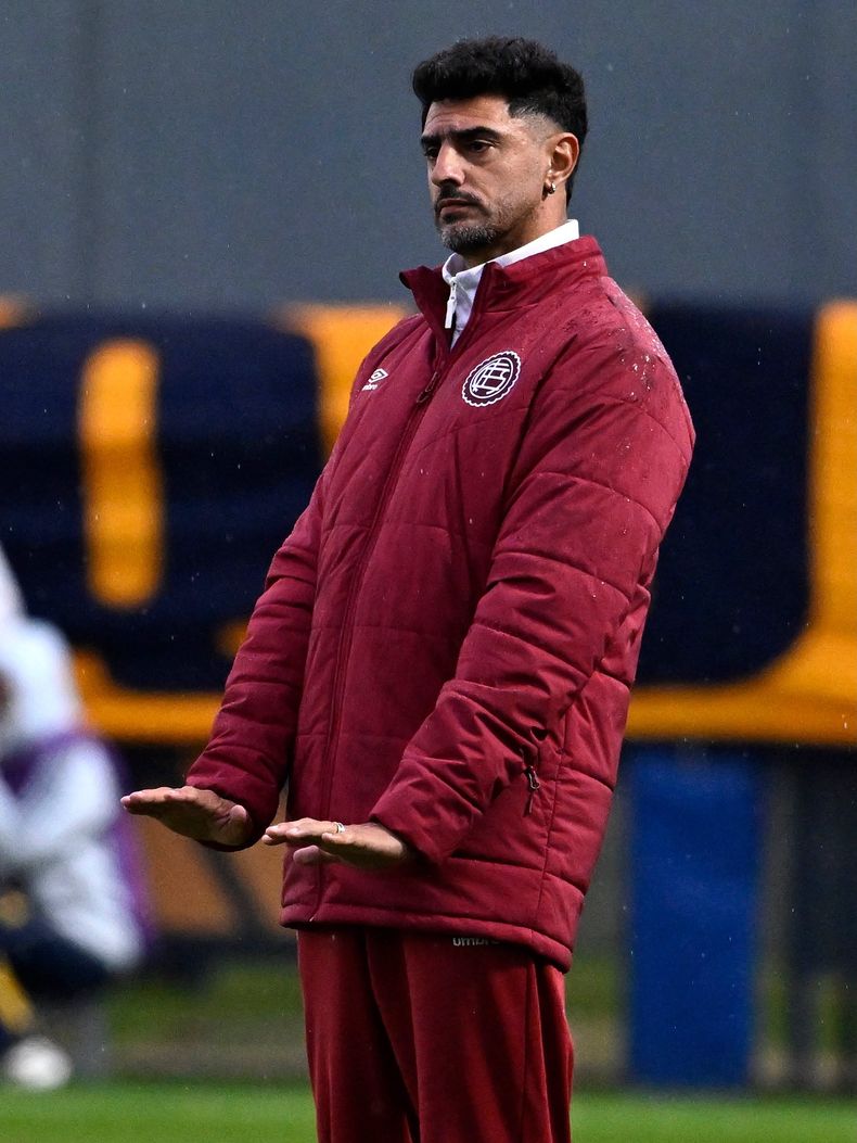 Rom&aacute;n Mart&iacute;nez al frente de la Reserva de Lan&uacute;s.