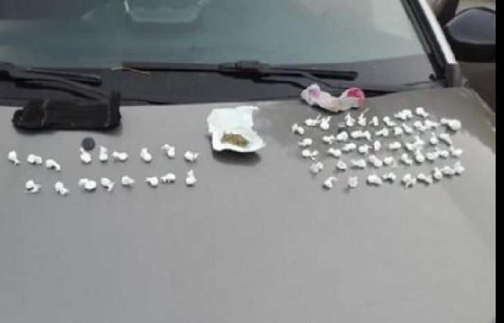 escondían la droga en las medias y en el interior de las cabeceras de las butacas del auto.