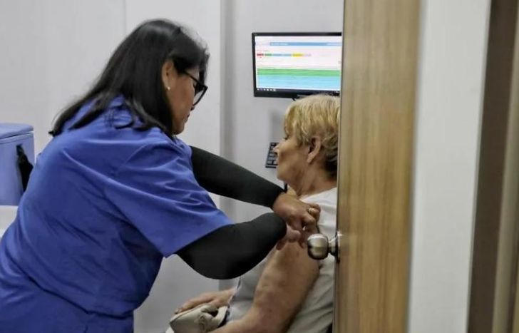 Hay más de 40 lugares para aplicarse vacunas en Lomas.