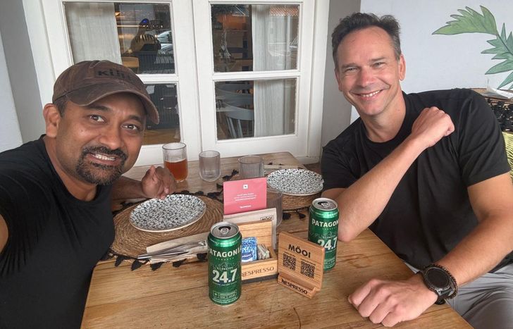 Insólito: el explorador de origen indio, Sandesh Kadur junto a su amigo Patricio Thijssen en Lomas.