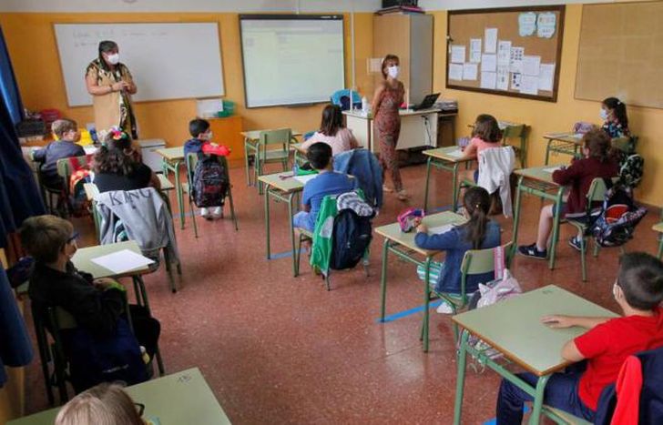 El uso de barbijos y la ventilación cruzada se mantiene.
