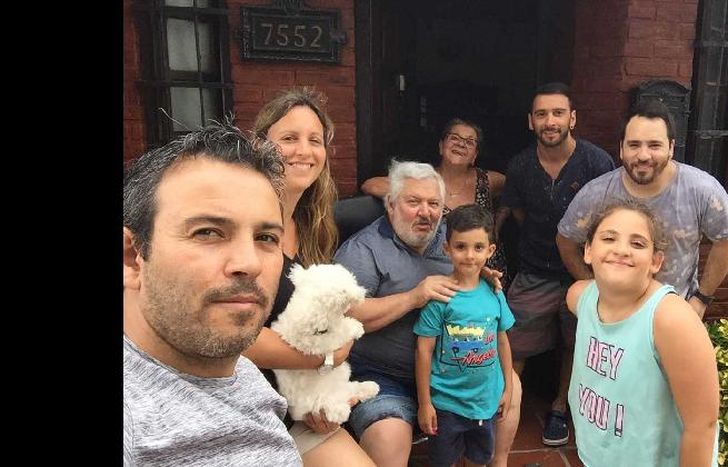 Juntos y en familia. Leonardo a la izquierda y Eduardo, sentado.