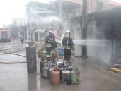 Los Bomberos de Lomas combatiendo el incendio. Los Bomberos de Lomas combatiendo el incendio.