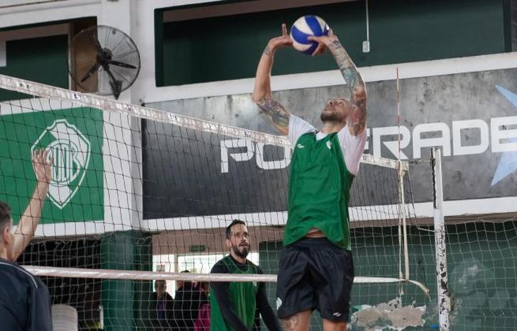 Bernasconi desechó ofertas para seguir en el club.