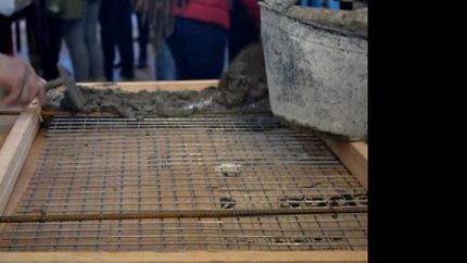 temperley: construyen baldosas en homenaje a militantes desaparecidos