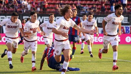 Un pelotón de Granates corren detrás del festejo de De la Vega.