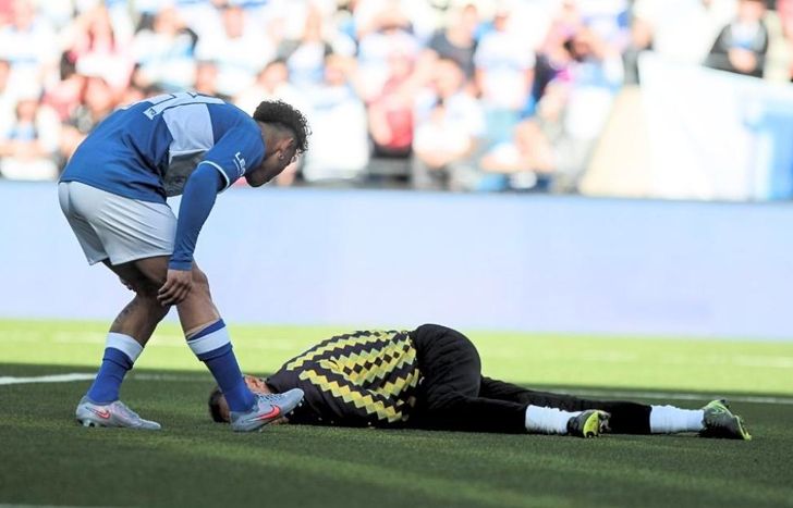 Patricio Toledo, histórico arquero de Chile, se desplomó a los 10 minutos del partido.
