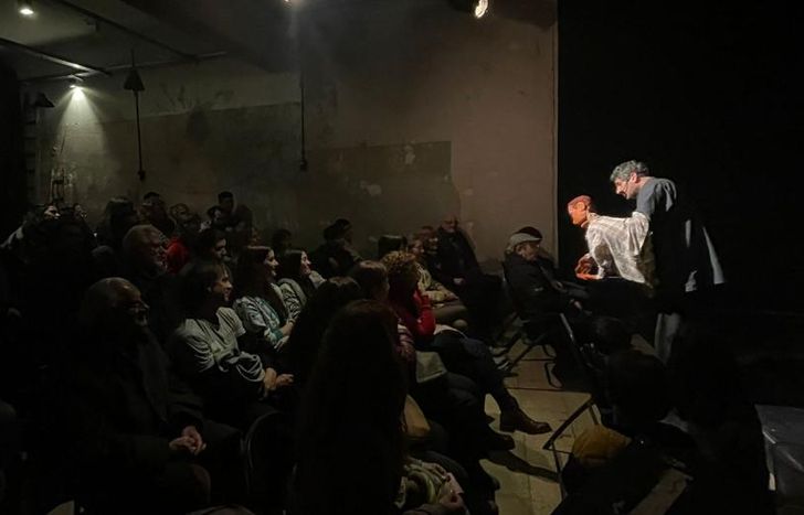 En el teatro que tiene la Casa Fuentealba ubicada en Antártida Argentina 1553, Llavallol.