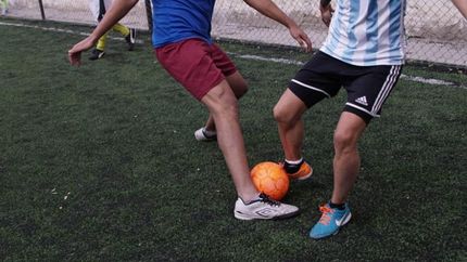 El vecino usó Facebook para convocar jugadores para un partido de fútbol entre amigos.