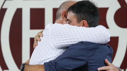 Nicolás Russo y Luis Chebel se funden en un emotivo abrazo. Nicolás Russo y Luis Chebel se funden en un emotivo abrazo.