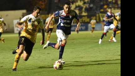 Por las bandas, con González y Ruiz, el local lastimó bastante. Por las bandas, con González y Ruiz, el local lastimó bastante.