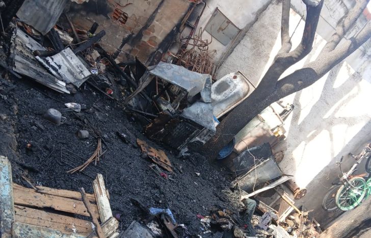 La familia damnificada perdió todo en el incendio.