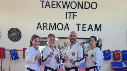 Vanesa, a la derecha, sueña con participar de su primer mundial como taekwondista.