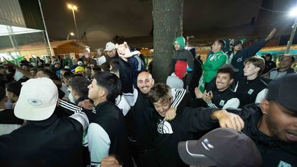 Sosa Sánchez, el ex Banfield en medio de los festejos. Sosa Sánchez, el ex Banfield en medio de los festejos.