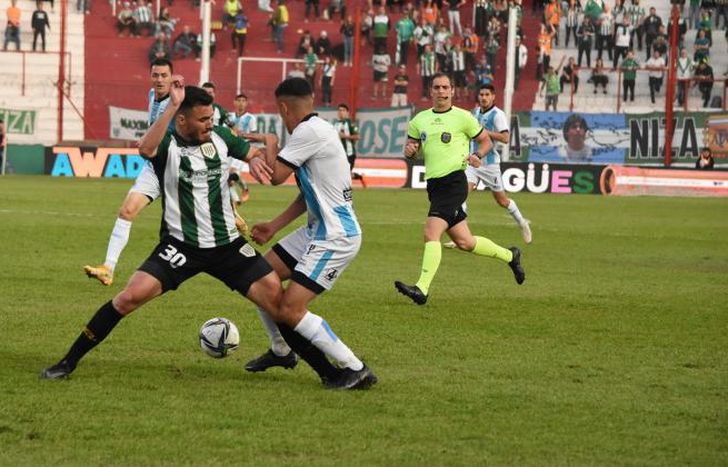 Mago cruza y desbarata un intento rival.