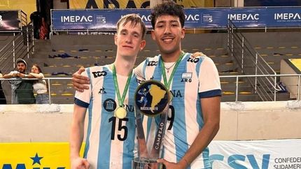 Los campeones con el trofeo.