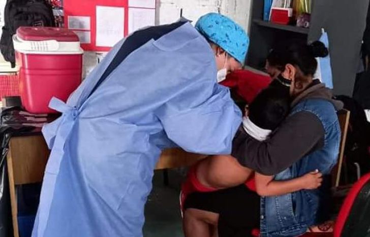 Se respeta el calendario de vacunación para niños y adultos.