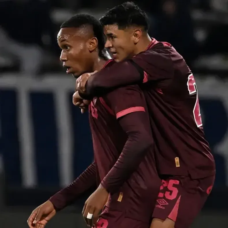 Yoshan Valois y Dylan Aquino, goleadores de Lanús en Córdoba.