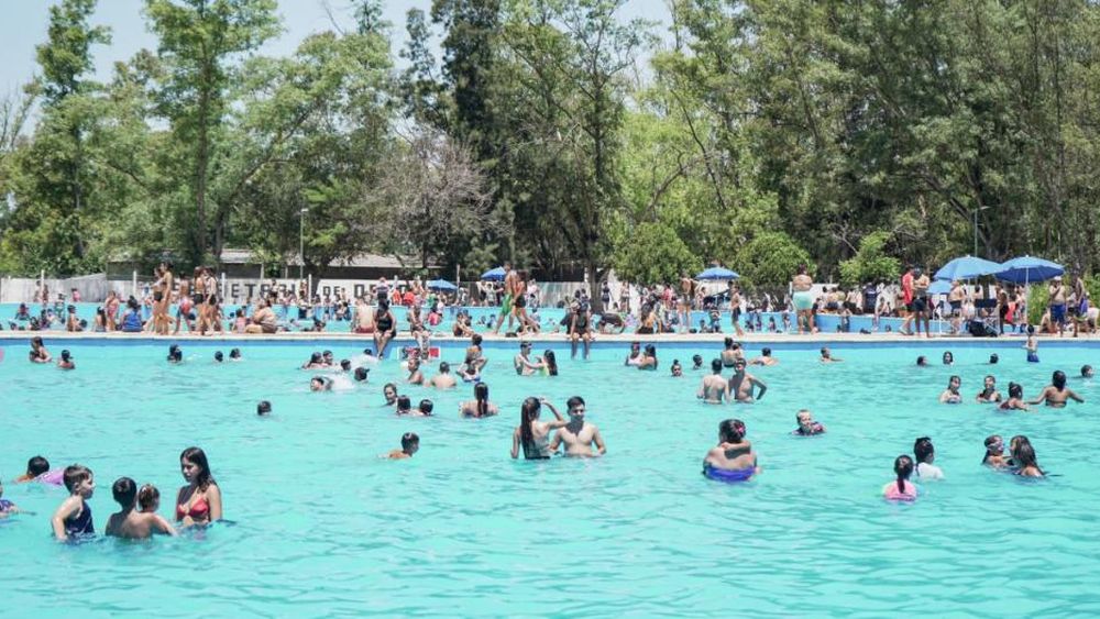 Los vecinos disfrutan de otra exitosa temporada de pileta.