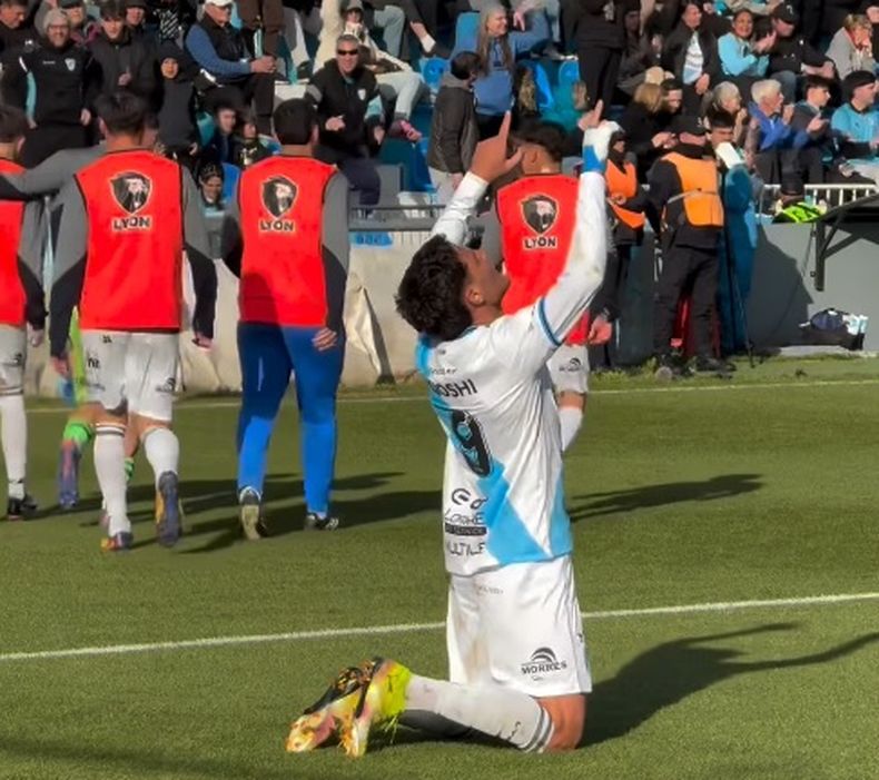 Marcos Echeverría, la figura de Temperley con un doblete.