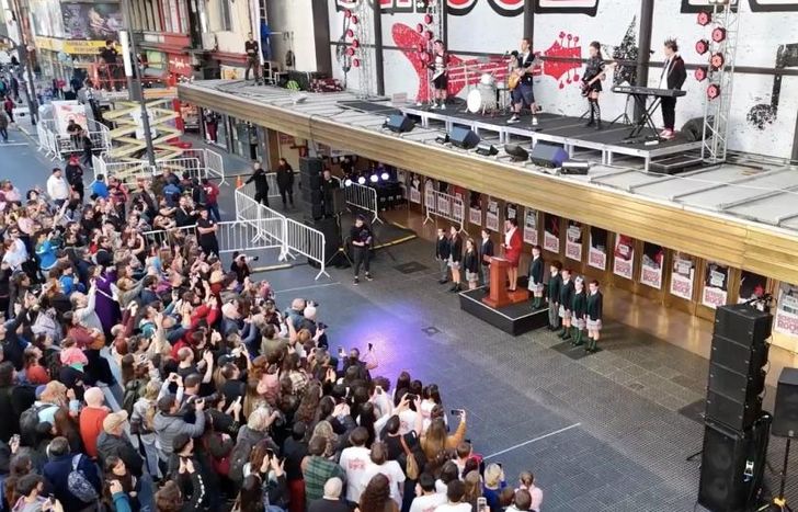 Un show sorpresa desde la terraza del Gran Rex.
