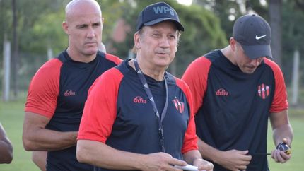 Walter Perazzo anunció su salida de Patronato y este lunes asume en Temperley. Walter Perazzo anunció su salida de Patronato y este lunes asume en Temperley.