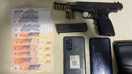 La Policía secuestró un arma de fuego en poder de los acusados.