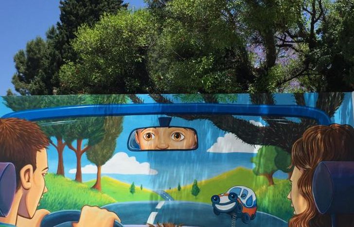 Luciano jugó con el paisaje y creó un gran mural para un local lomense.