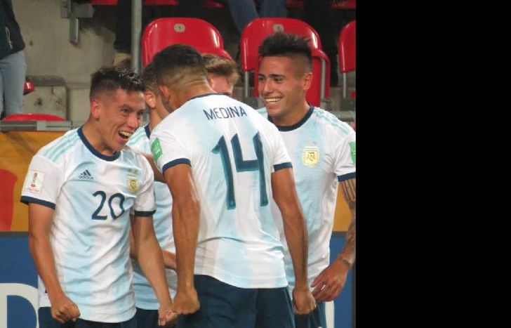 Barco, la gran figura, festeja uno de sus goles en el triunfo argentino.
