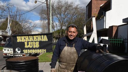 Hoy en día, Luis trabaja como herrero en su casa.