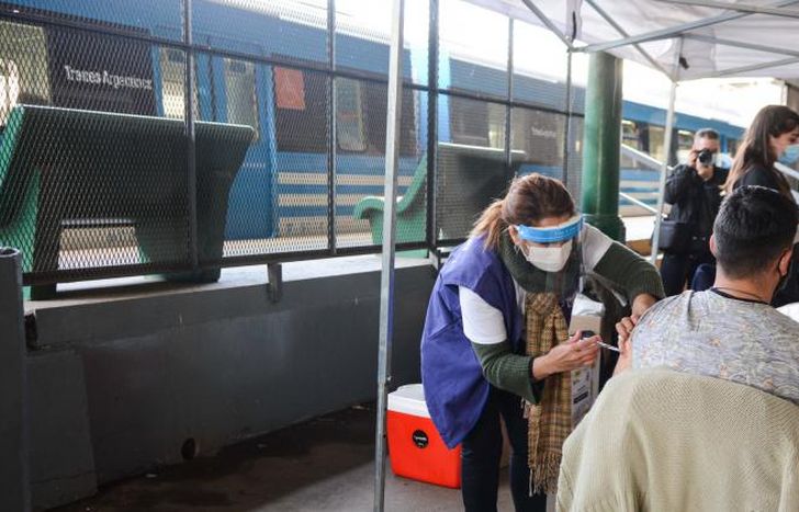 Ayer y hoy: aplican vacunas en la estación de Temperley.