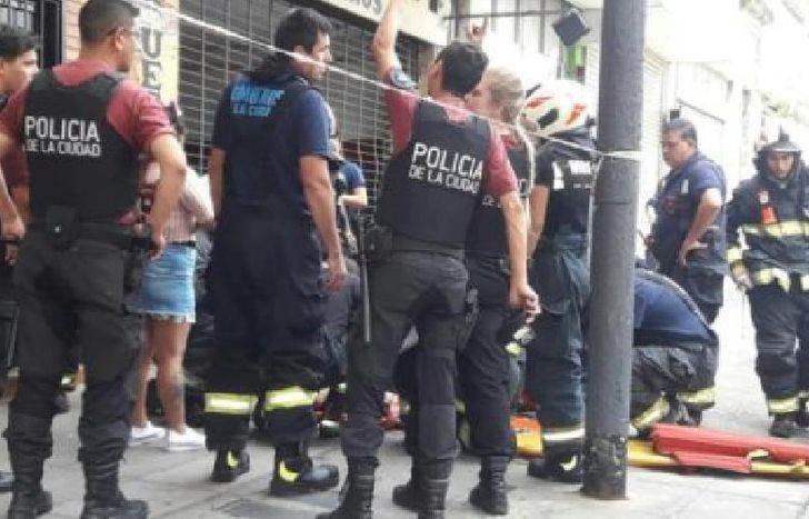 El chico, según trascendió, había quedado solo ya que la mujer que lo cuidaba lo había dejado durmiendo, para realizar unas compras.