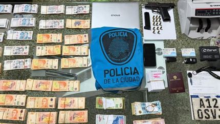 Dinero y armas incautados a la banda.