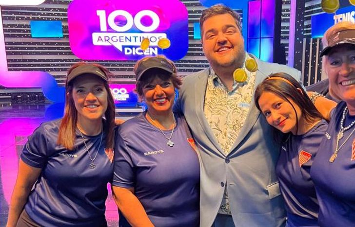 Las Tenistas invitaron a Barassi a jugar al Club Los Andes.