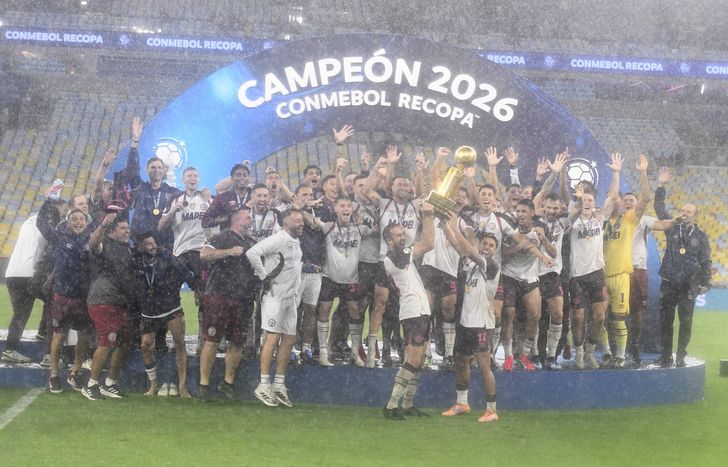 Lanús ganó la primera Recopa Sudamericana de su historia.