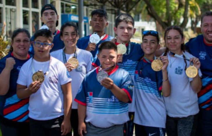 El equipo de Lomas y sus medallas.