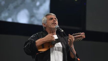 lomas por malvinas: peteco carabajal se presenta gratis en la plaza grigera