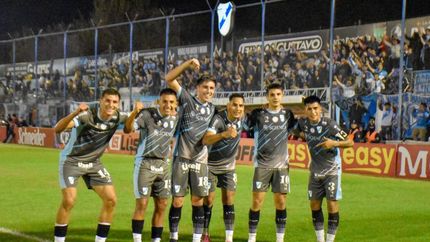 Goleó y se acercó a los puestos de Reducido.