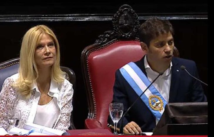 Junto a Verónica Magario, su vice.