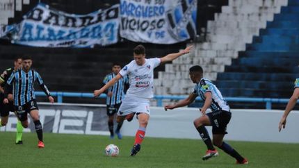 Brown sufrió el partido en Villa Raffo.