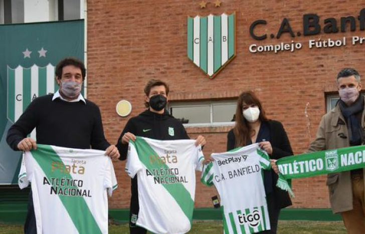 Directivos de ambos clubes en el marco del recibimiento.