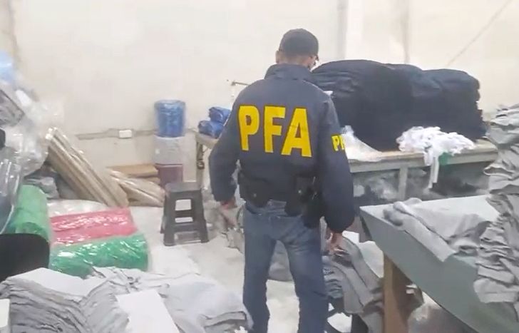 Allanamiento en uno de los talleres clandestinos.