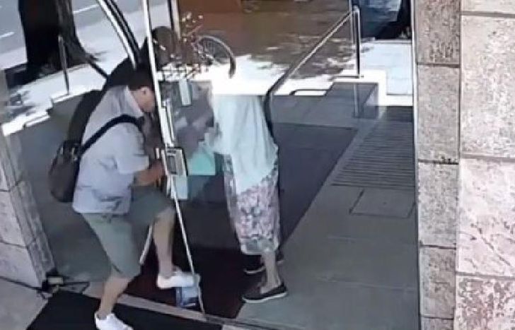 volvía de cobrar el bono que entregó el Gobierno.