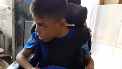 Benjamín tiene ocho años y sufre parálisis cerebral. Benjamín tiene ocho años y sufre parálisis cerebral.