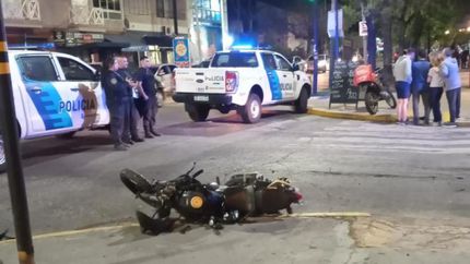 La moto de Emiliano tras ser embestida por el colectivo en Lomas.