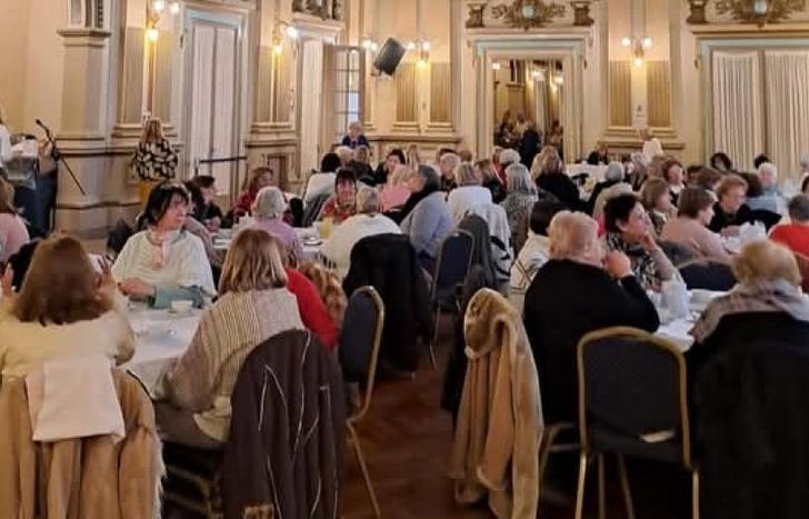 Cada año se llena el salón dorado de la Sociedad Italiana para ayudar a que Lalcec siga cumpliendo su tarea.